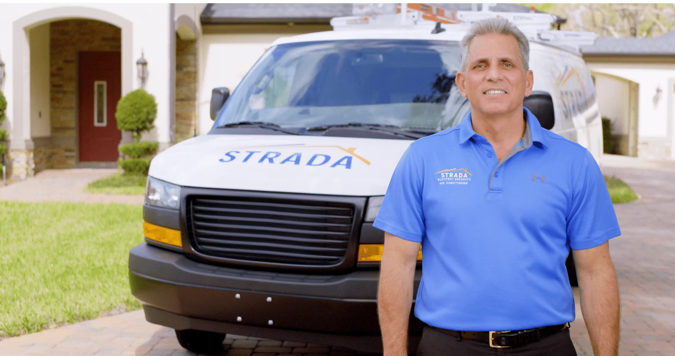 El CEO Joe Strada delante del camión de Strada Service