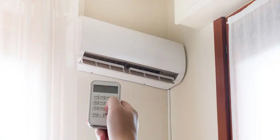 Uso del mando a distancia para encender el sistema de aire acondicionado sin conductos